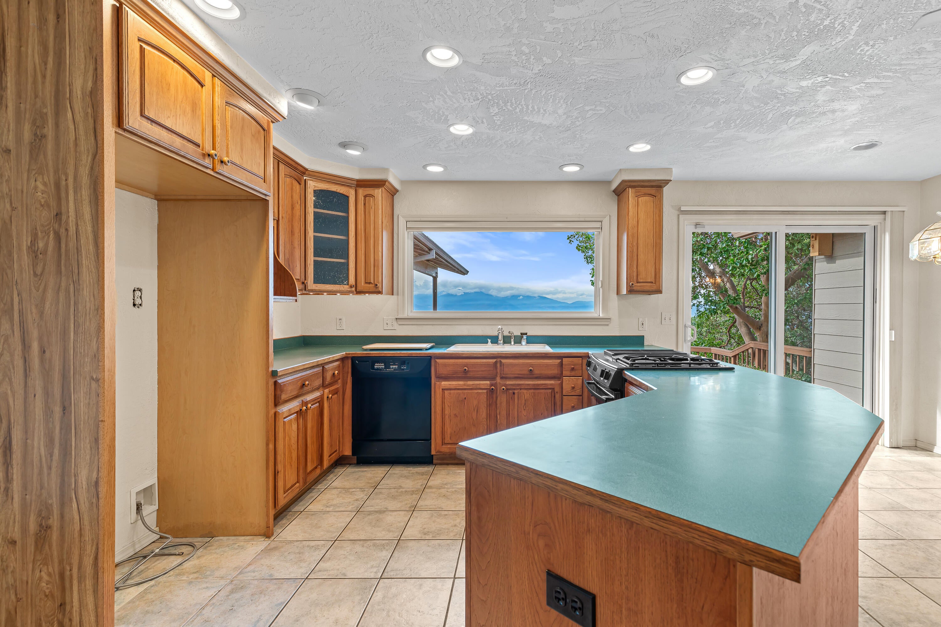 6550 Hillcrest Road Medford, OR 97504 - Photo 13 of 62 Kitchen