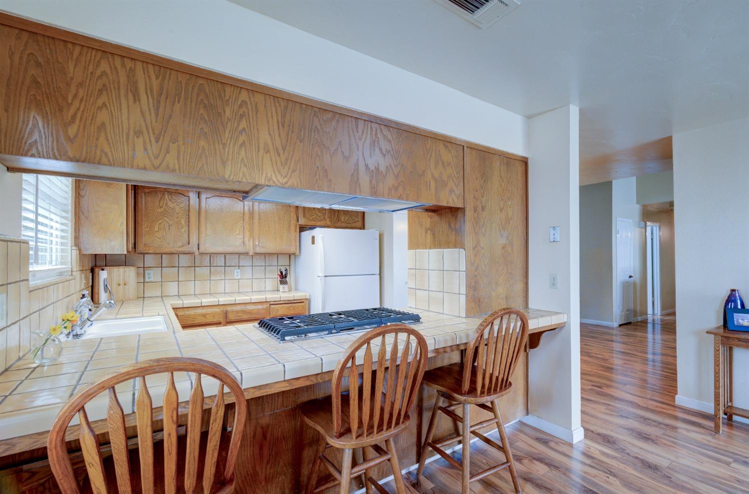 695 West Polson Avenue Clovis, CA 93612 - Photo 11 of 27 a dining room with furniture and wooden floor