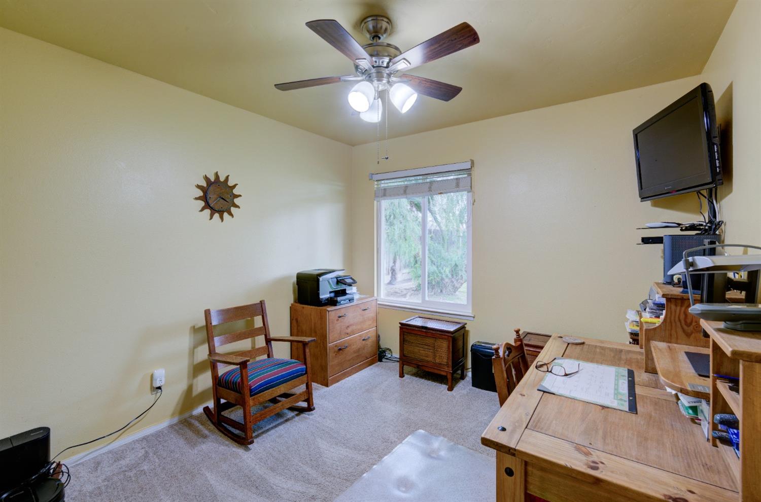 695 West Polson Avenue Clovis, CA 93612 - Photo 18 of 27 a room with furniture and a flat screen tv