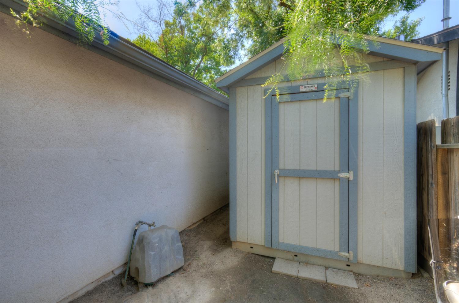 695 West Polson Avenue Clovis, CA 93612 - Photo 21 of 27 a view of outdoor space and yard