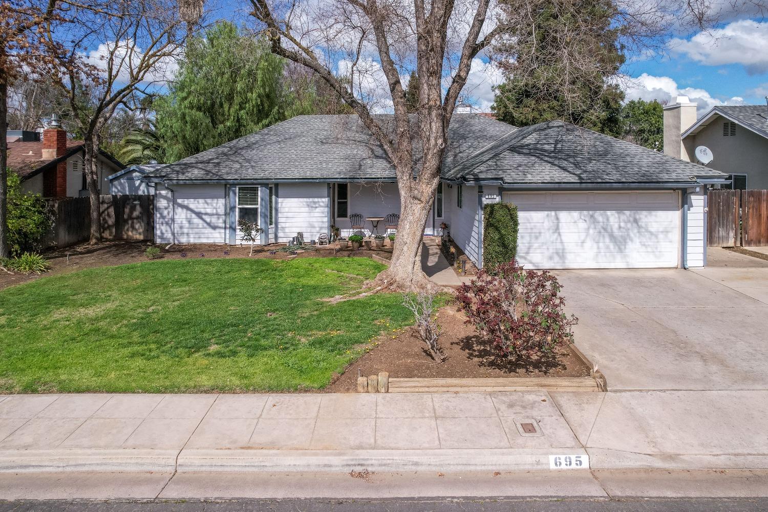695 West Polson Avenue Clovis, CA 93612 - Photo 25 of 27 a front view of a house with garden