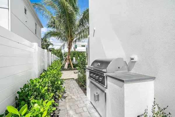 $3,745,000 | 721 Lake Avenue North, Delray Beach, FL 33483
