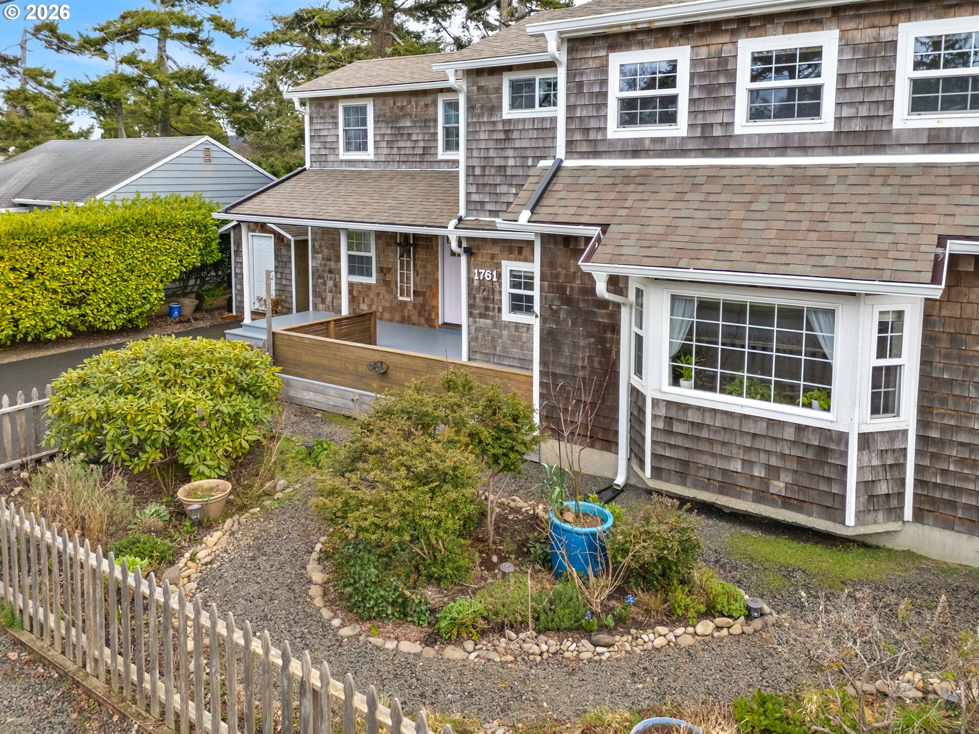 1761 South Edgewood Street Seaside, OR 97138 - Photo 3 of 48 front view of a house with a yard