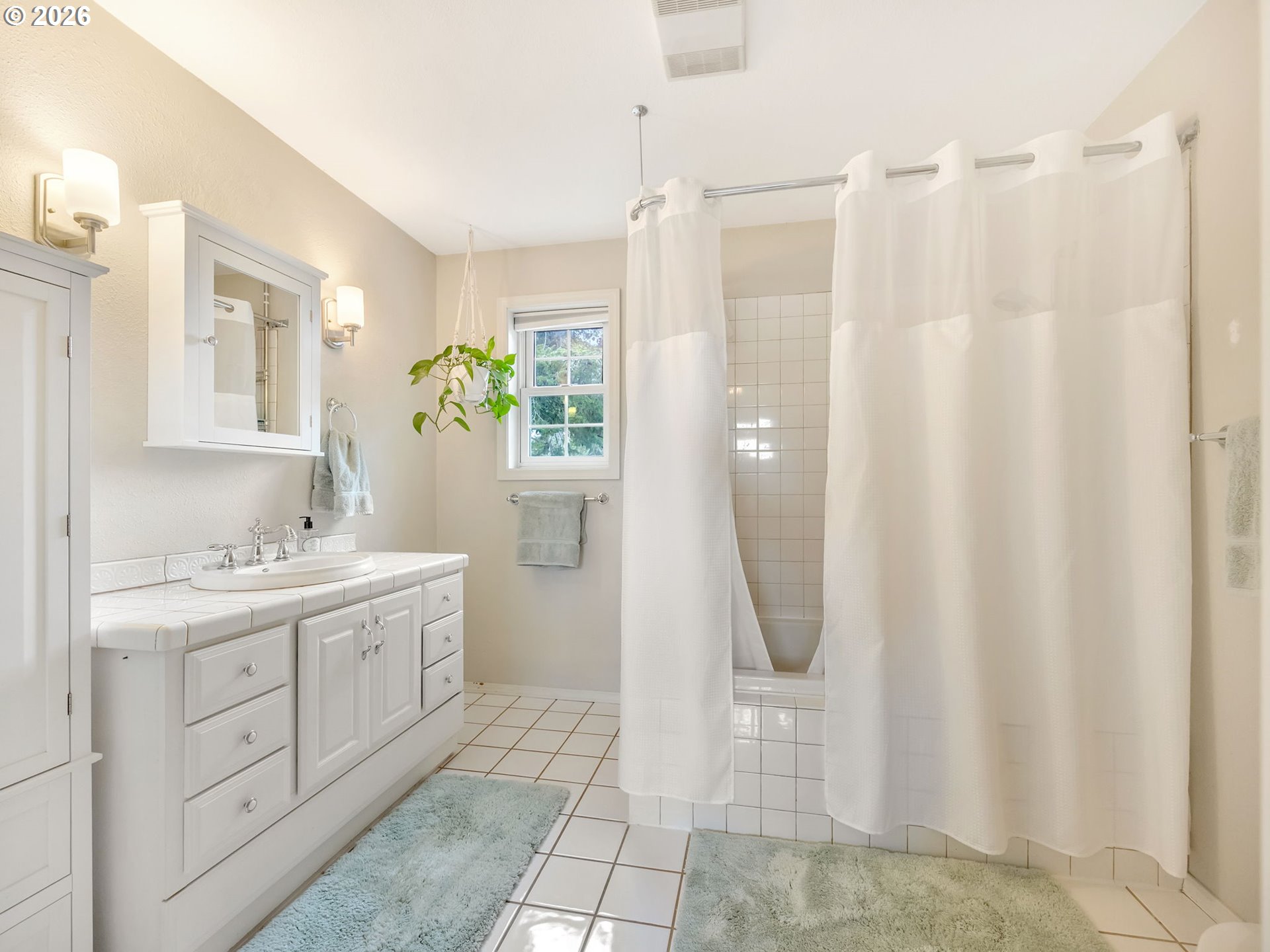 1761 South Edgewood Street Seaside, OR 97138 - Photo 33 of 48 a bathroom with sink a mirror a potted plant and a bathtub