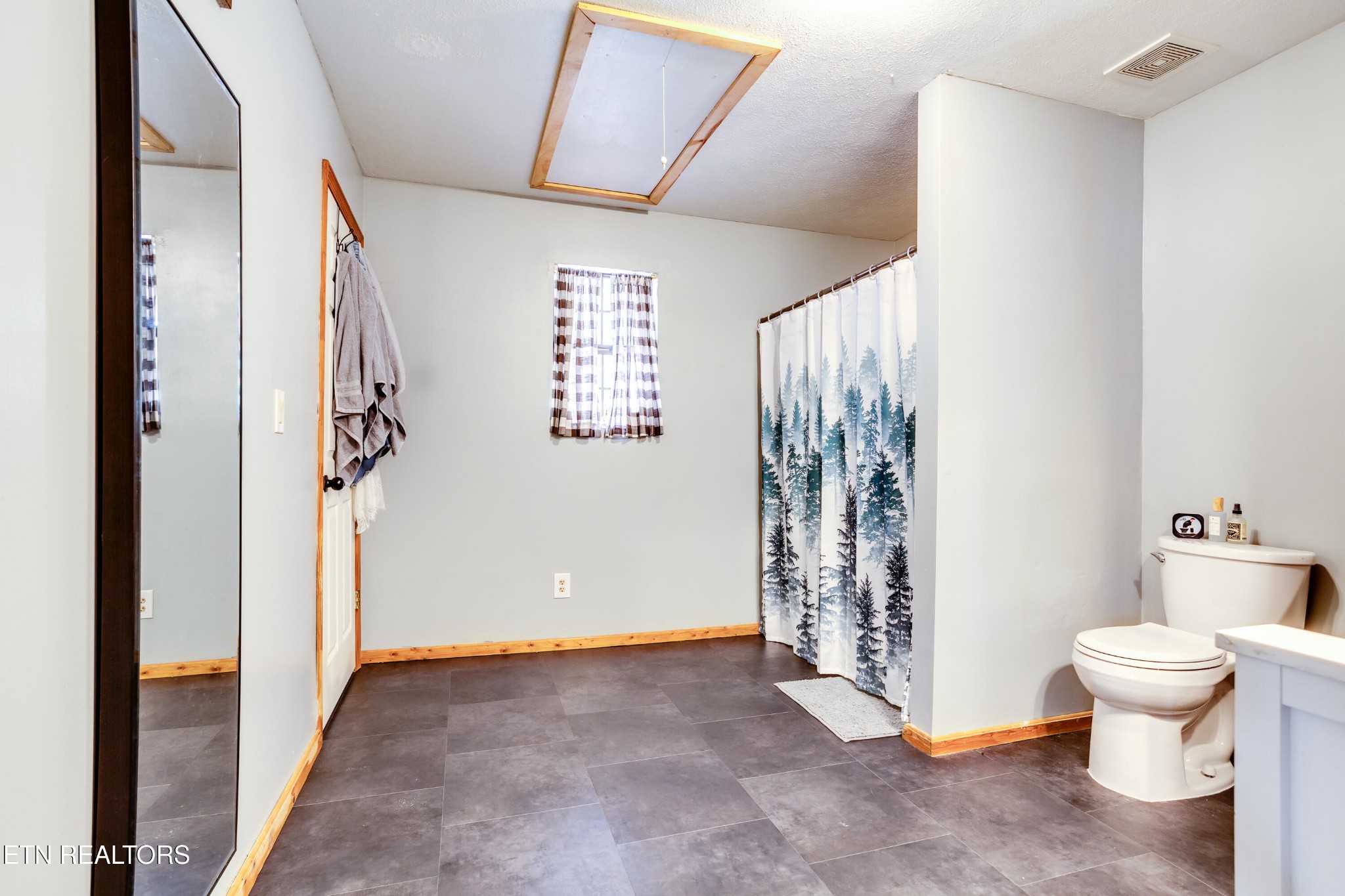 643 Airport Road Oakdale, TN 37829 - Photo 25 of 56 a view of a hallway with interior of the house