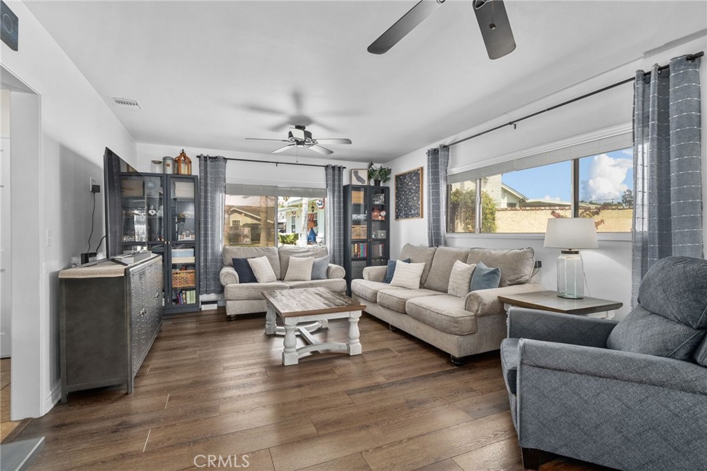 609 Cardinal Lane Redlands, CA 92374 - Photo 7 of 41 Living Room