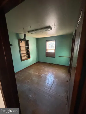 a view of empty room with window