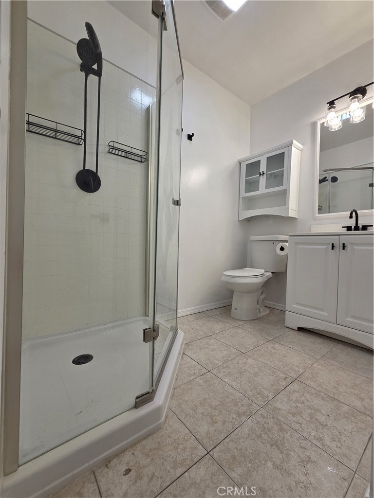 6956 Wystone Avenue, Unit B Reseda, CA 91335 - Photo 5 of 9 Updated bath