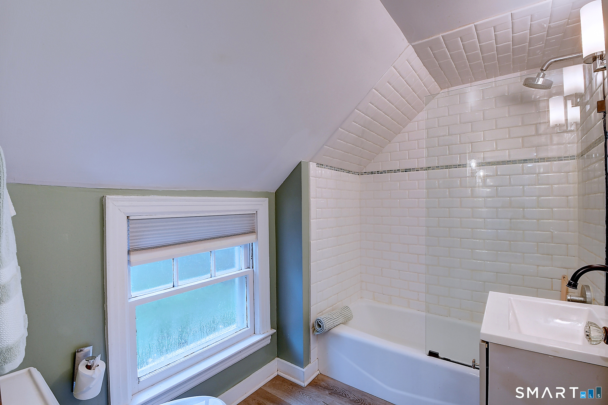 27 Chestnut Hill Road Newtown, CT 06482 - Photo 33 of 36 a bathroom with a bathtub