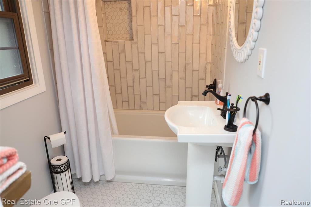 1864 Hawthorne Road Grosse Pointe Woods, MI 48236 - Photo 25 of 30