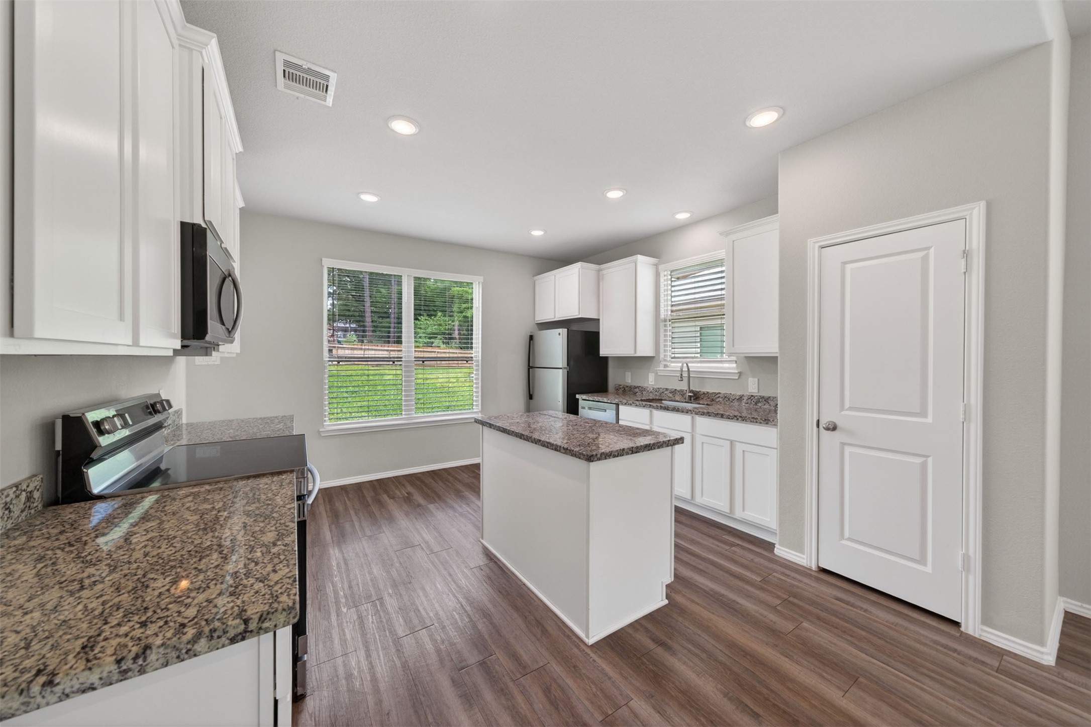 708 Crystal River Conroe, TX 77316 - Photo 6 of 39