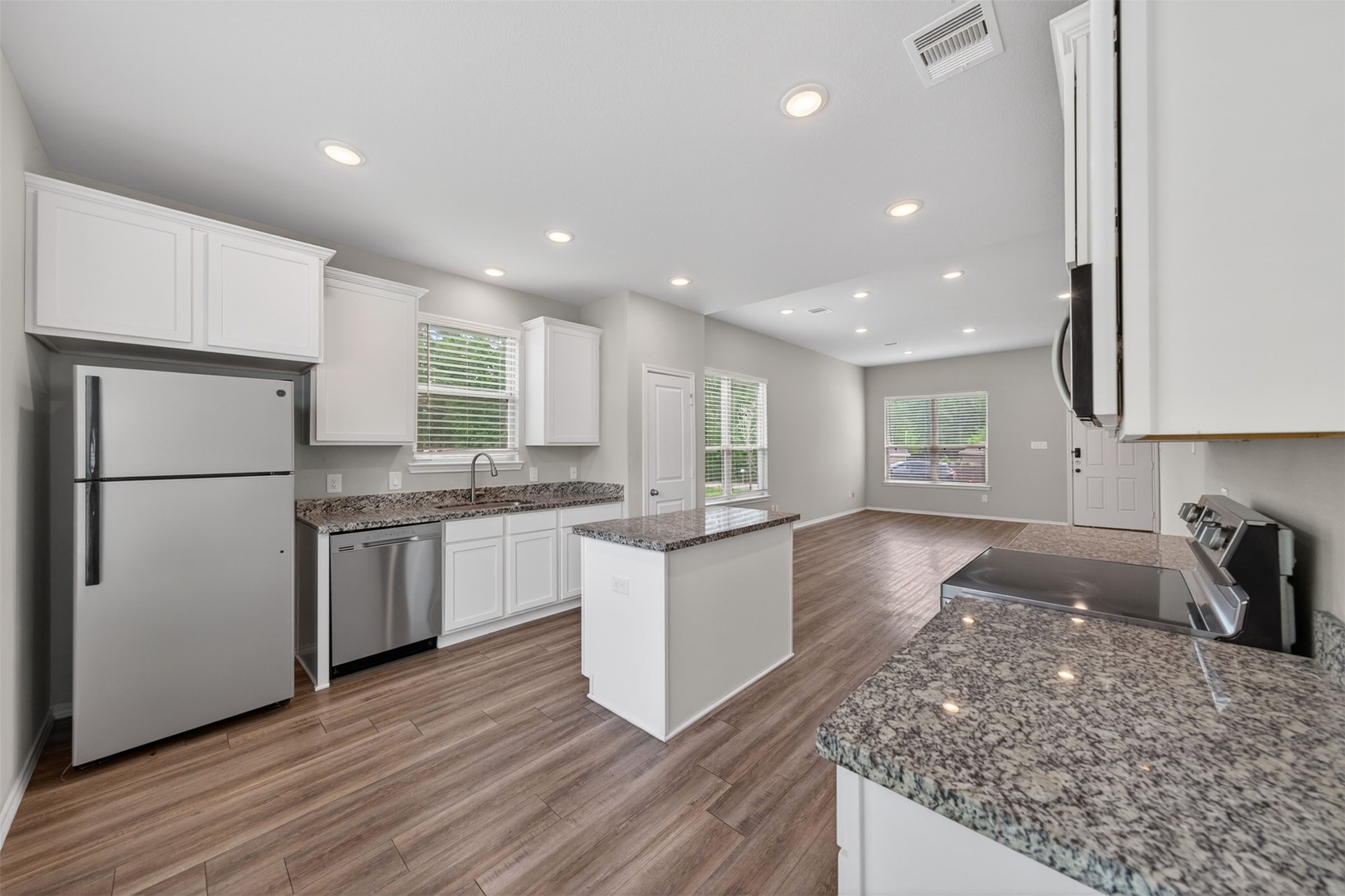 708 Crystal River Conroe, TX 77316 - Photo 9 of 39
