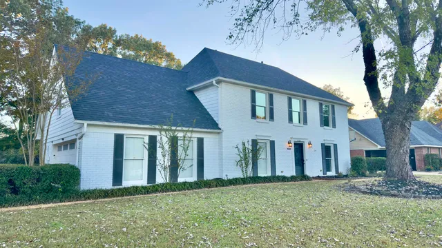 a view of a house with a yard