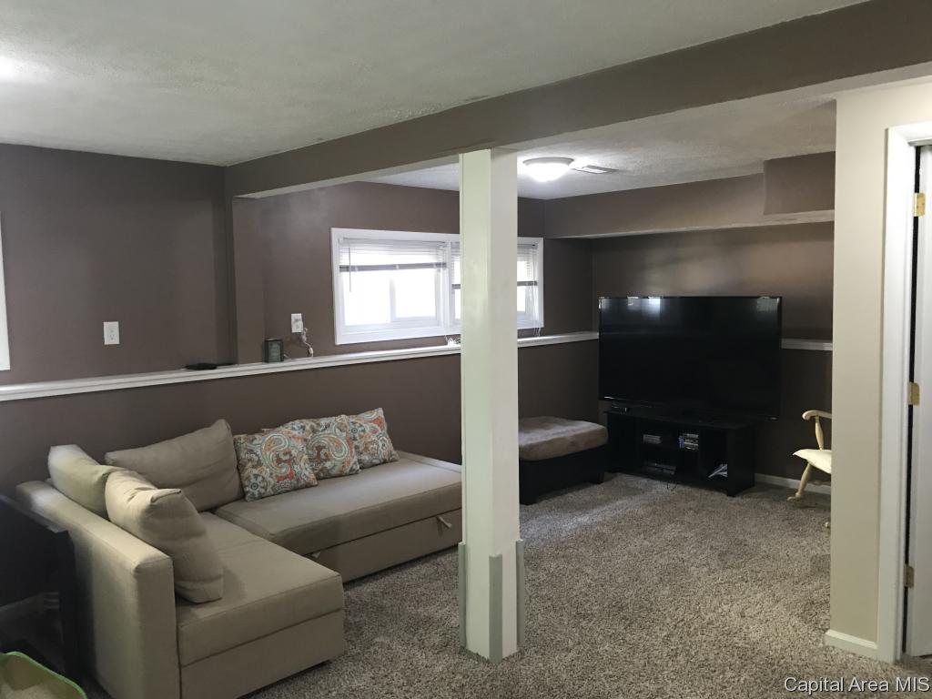 2309 Blackhawk Road Springfield, IL 62702 - Photo 11 of 19