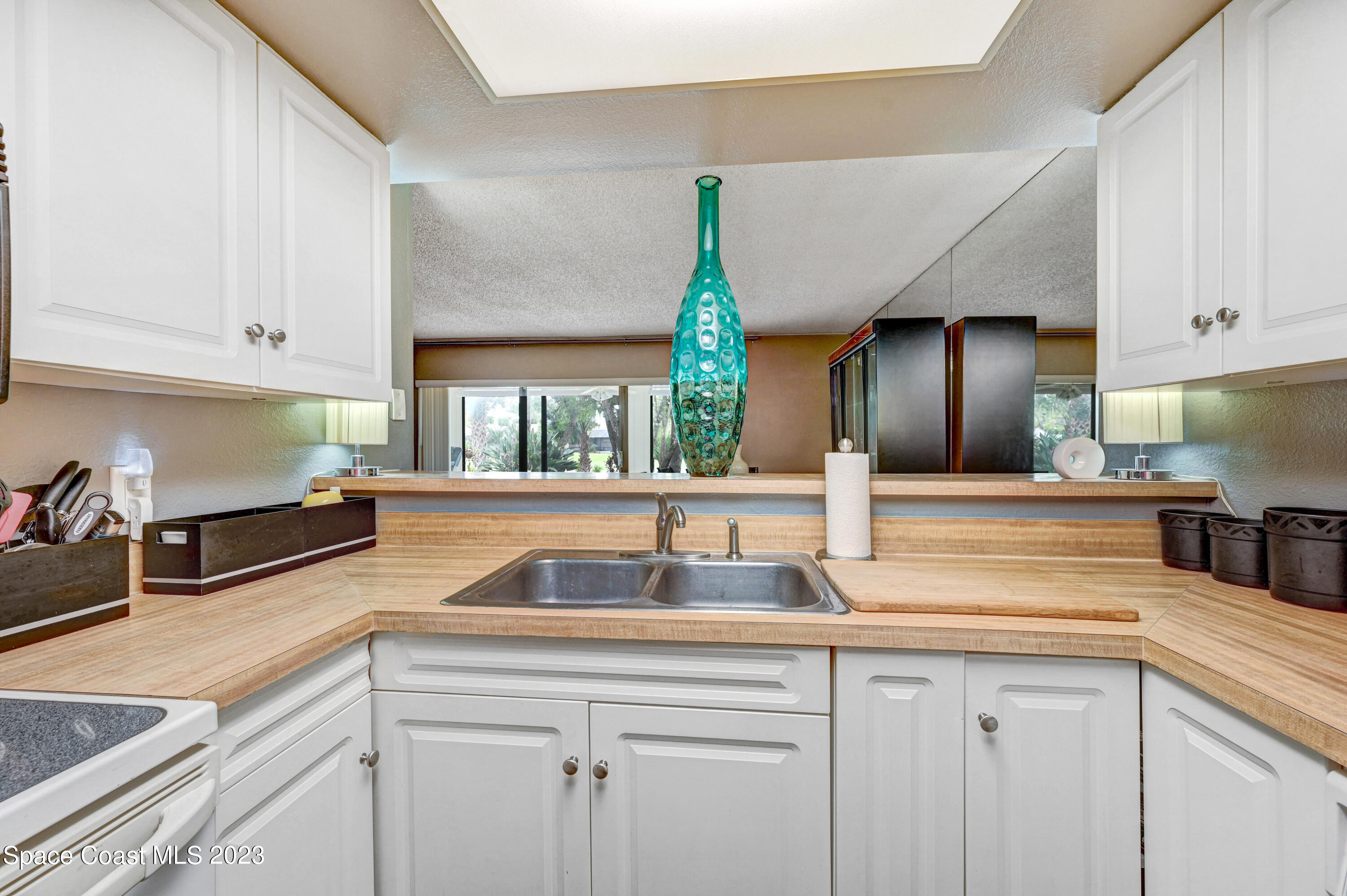 229 Augusta Way Melbourne, FL 32940 - Photo 13 of 39 a kitchen with counter top space and cabinets