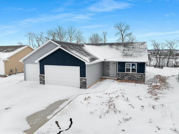 $449,800 | 1825 Southland Lane, New London, WI 54961