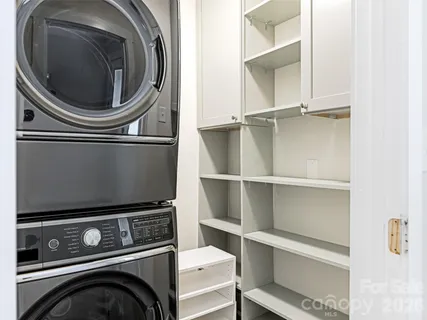 a close up view of a washer and dryer
