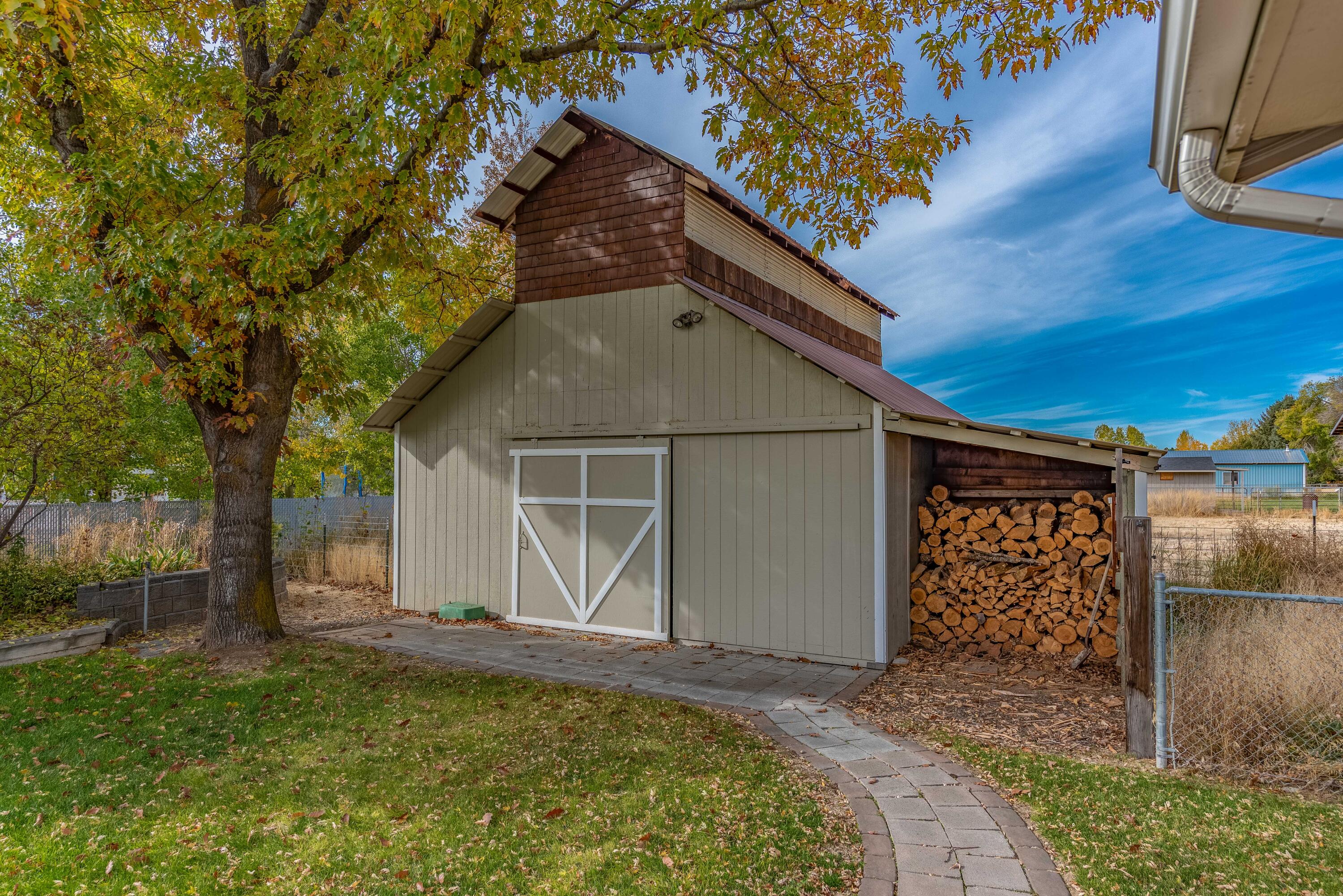 544 Apollo Road Prineville, OR 97754 - Photo 15 of 51 barn