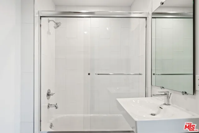 $6,095 | 11668 Darlington Avenue, Unit 201, Los Angeles, CA 90049