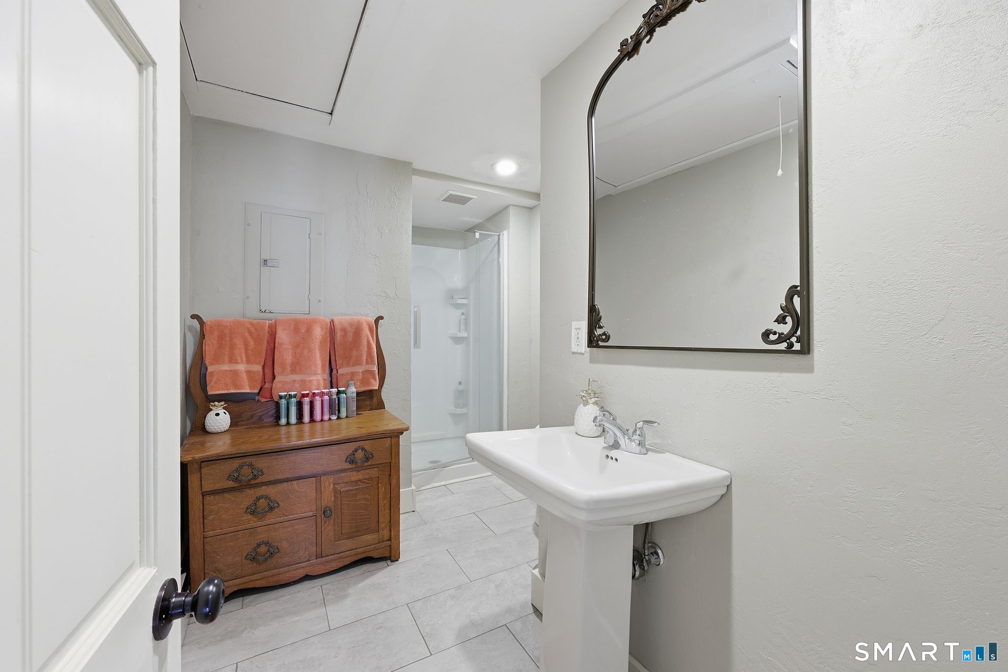 4 Perrin Road Woodstock, CT 06281 - Photo 25 of 40 Full bath upstairs