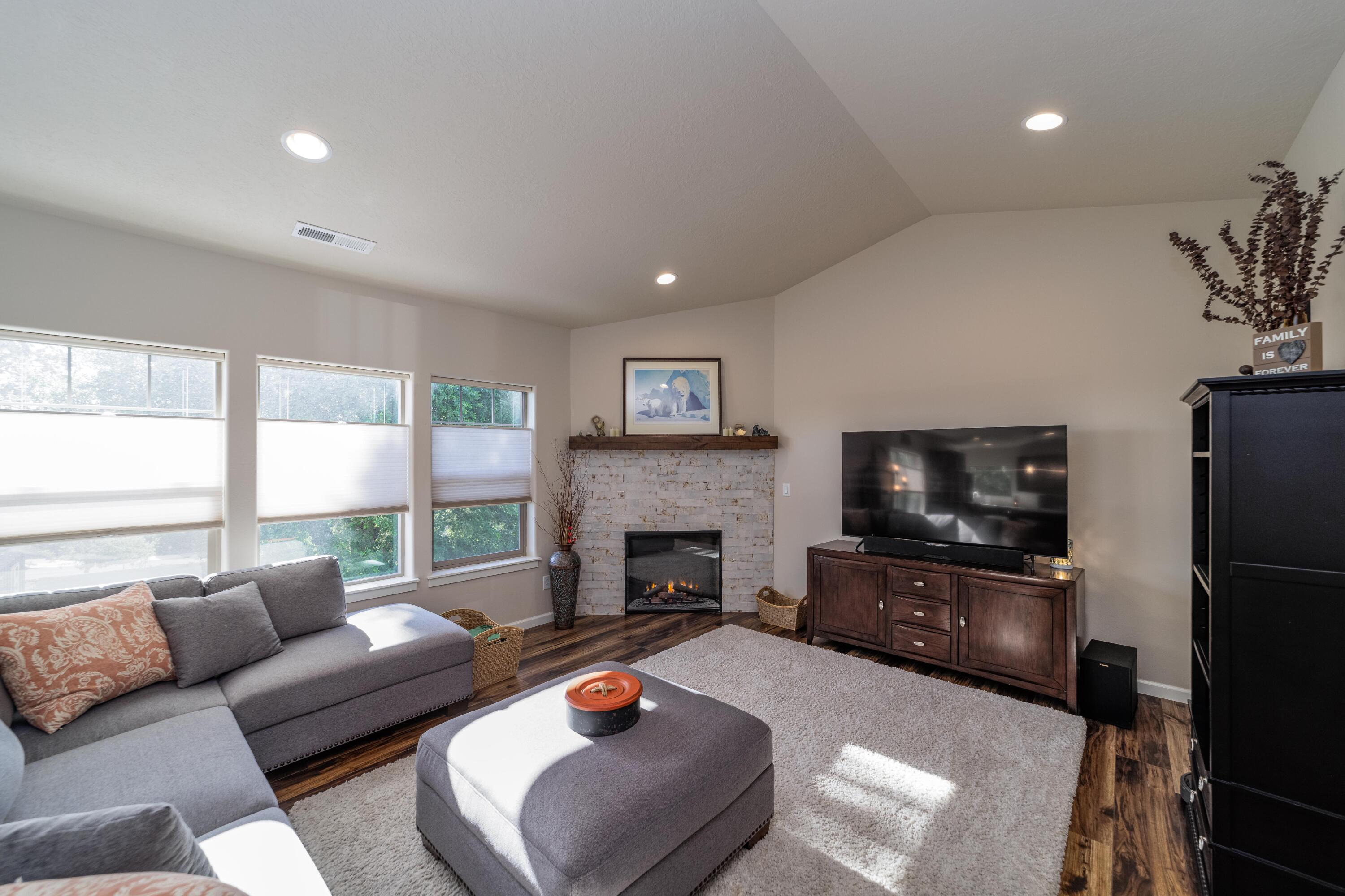 2756 Southwest 34th Street Redmond, OR 97756 - Photo 13 of 44 2756_SW_34th_St-14