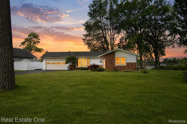 $359,900 | 11422 Skyline Drive, Fenton, MI 48430