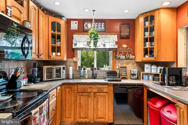 a kitchen that has a lot of cabinets in it