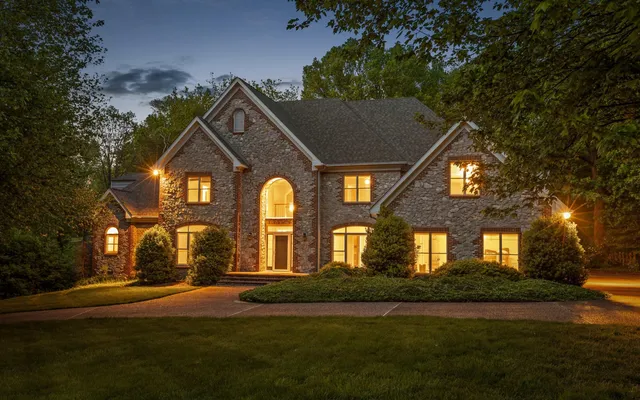 $1,199,000 | 12 Mountain Orchard Path, Signal Mountain, TN 37377