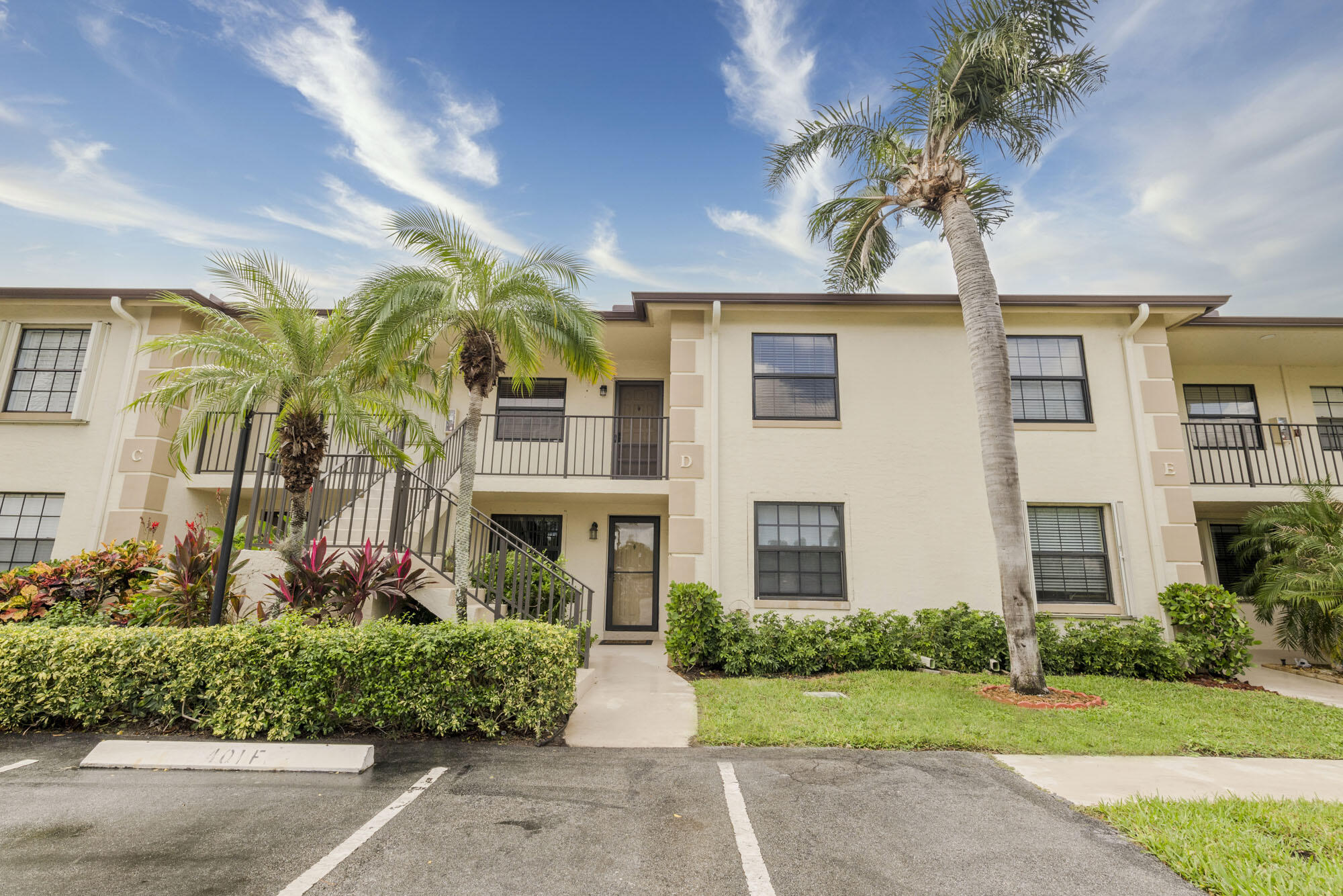 402 Pinecrest Circle, Unit D Jupiter, FL 33458 - Photo 20 of 24 Exterior Front