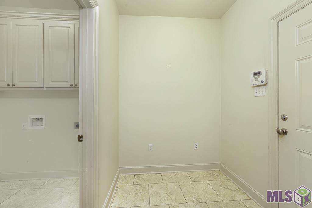 17843 Willow Trail Drive Baton Rouge, LA 70817 - Photo 26 of 27 Mudroom