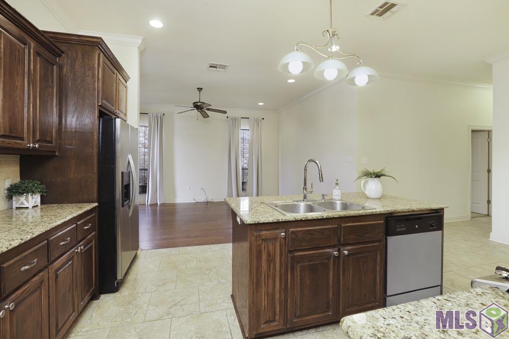 17843 Willow Trail Drive Baton Rouge, LA 70817 - Photo 7 of 27 Kitchen/living area