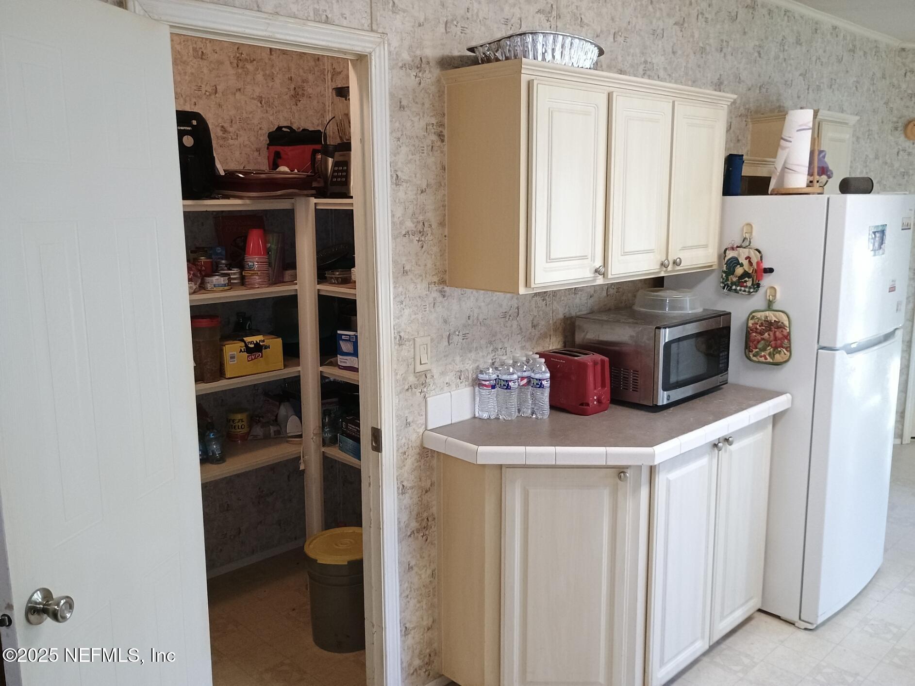 136 Boots Road Melrose, FL 32666 - Photo 19 of 40 a kitchen with stainless steel appliances a refrigerator and a stove