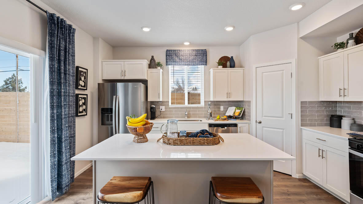 61163 Southeast Splendor Lane Bend, OR 97702 - Photo 8 of 35 007 kitchen with fridge
