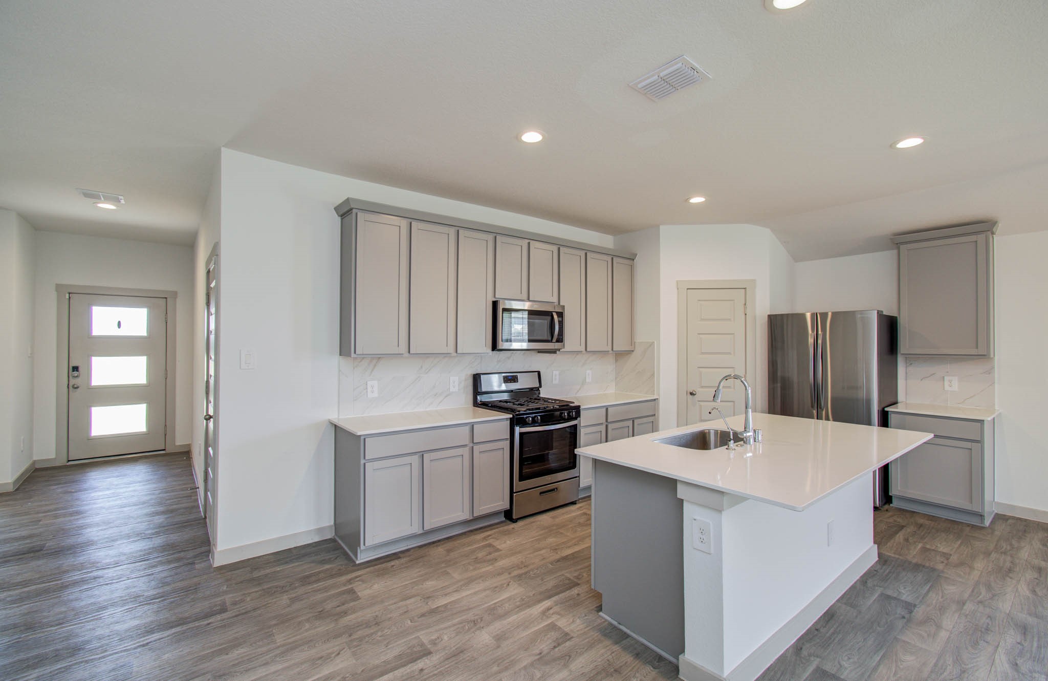 14543 Raintree Drive Baytown, TX 77523 - Photo 18 of 37 Breakfast bar!