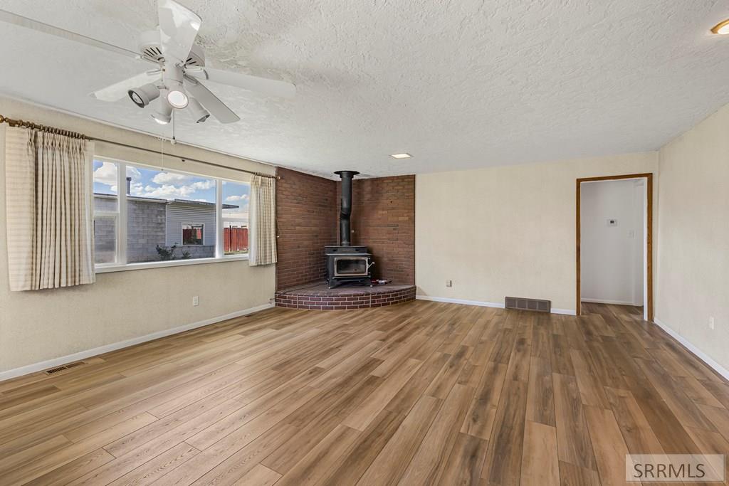370 North State Street Shelley, ID 83274 - Photo 7 of 66 Living Room