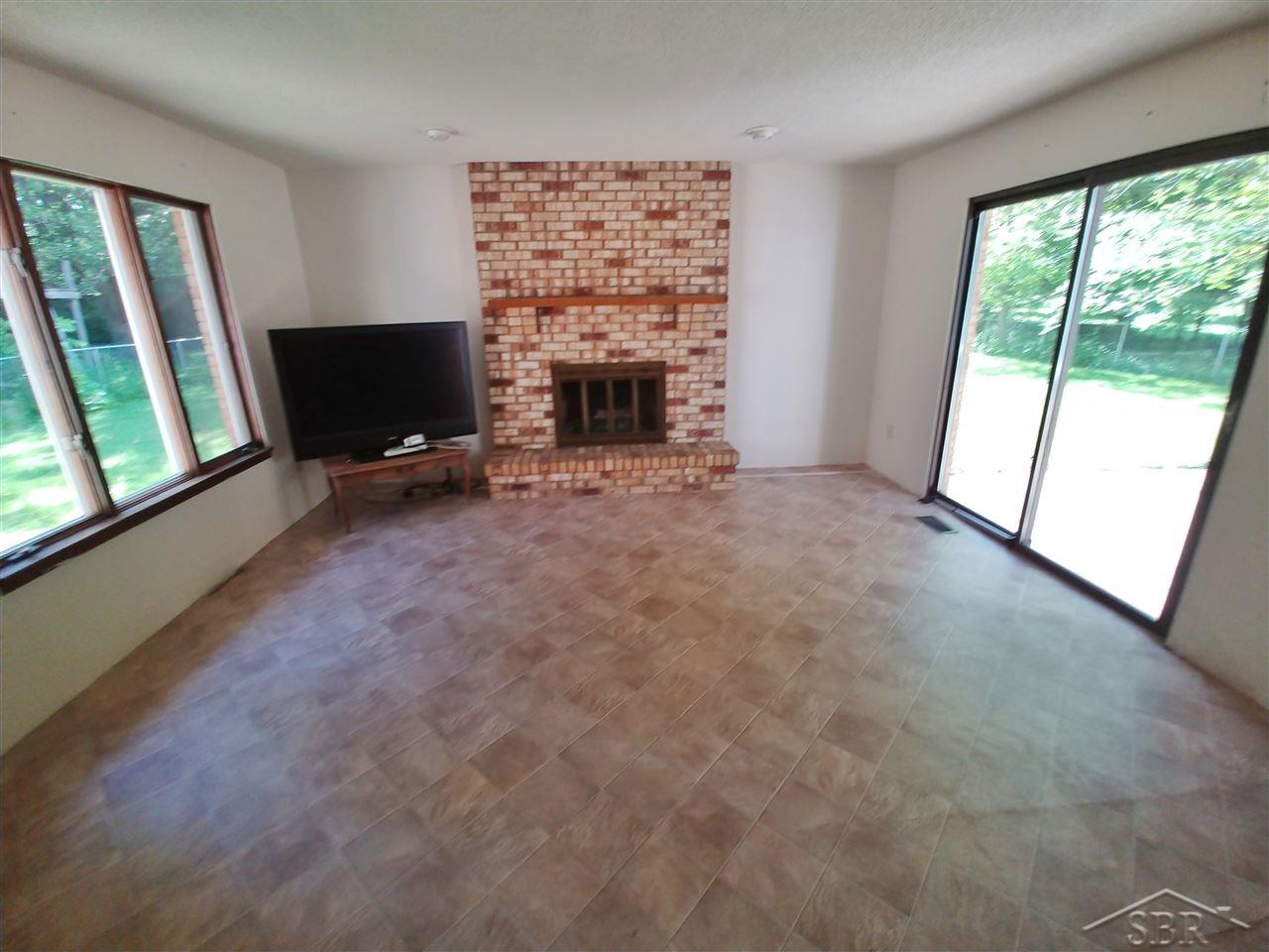 3872 Hackett Road Saginaw, MI 48603 - Photo 7 of 13 31384136-6.JPG