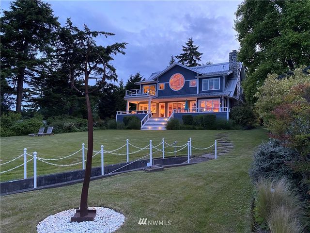 a sign that is sitting in the middle of a field