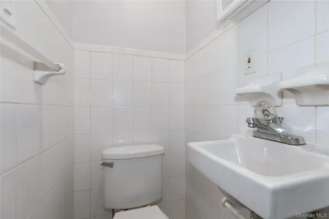 $3,000 | 67-27 211th Street | Oakland Gardens