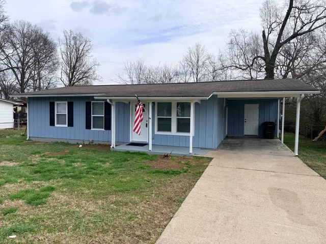 a view of a house with a yard