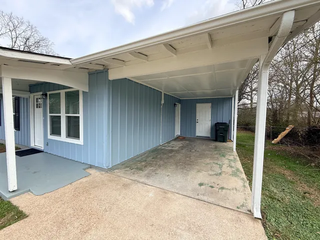 a view of backyard of the house