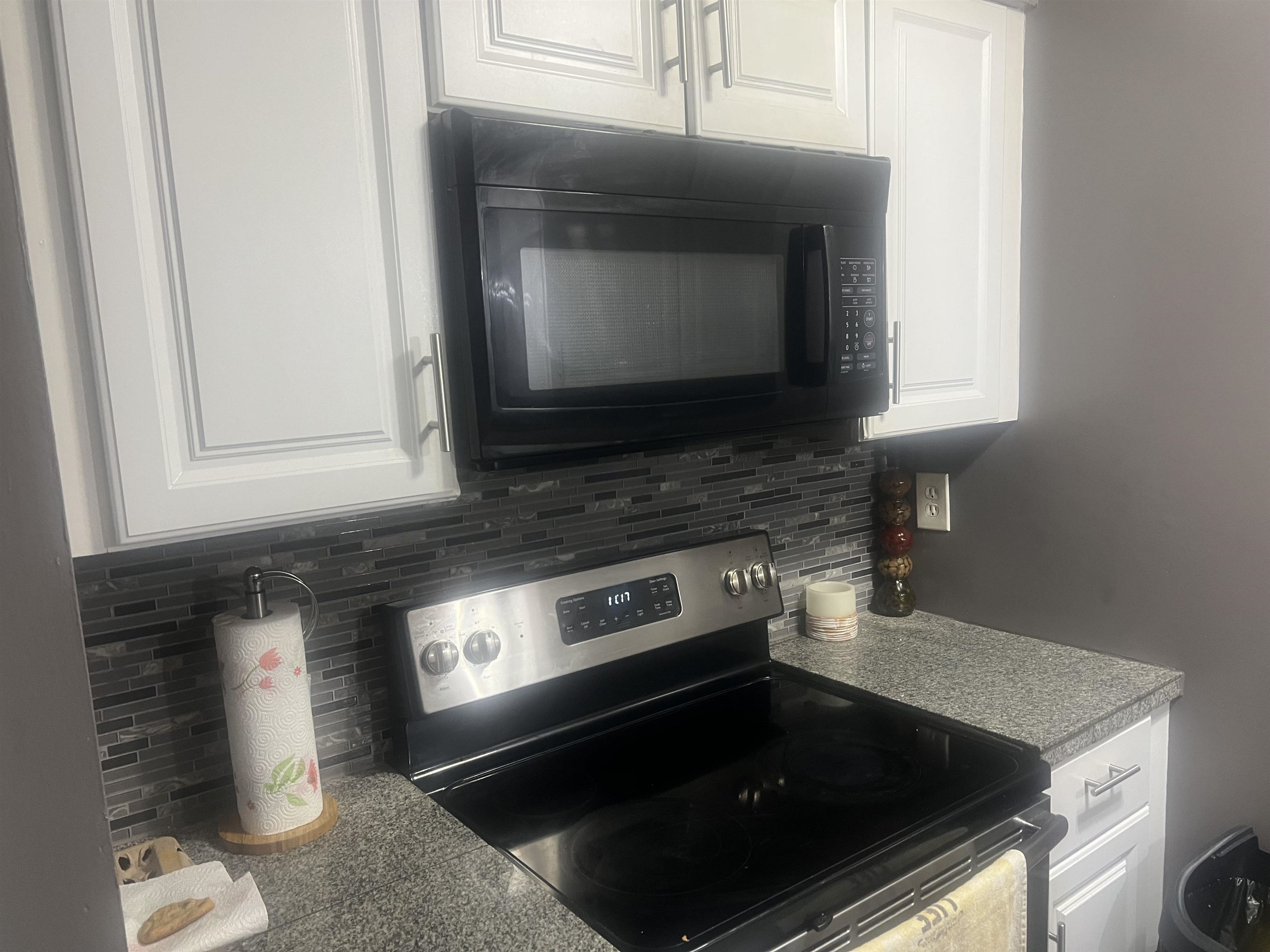 3096 Castlebay Road, Unit 3096 Memphis, TN 38128 - Photo 6 of 10 a kitchen with a stove and a microwave