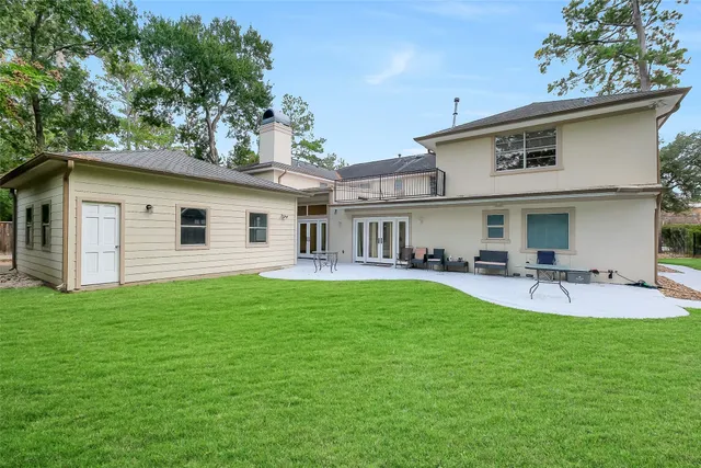 a view of a house with backyard and sitting area