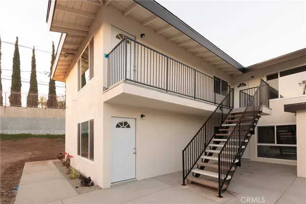 a view of entryway with a front door