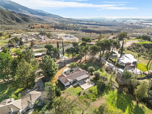 a view of a backyard with plants