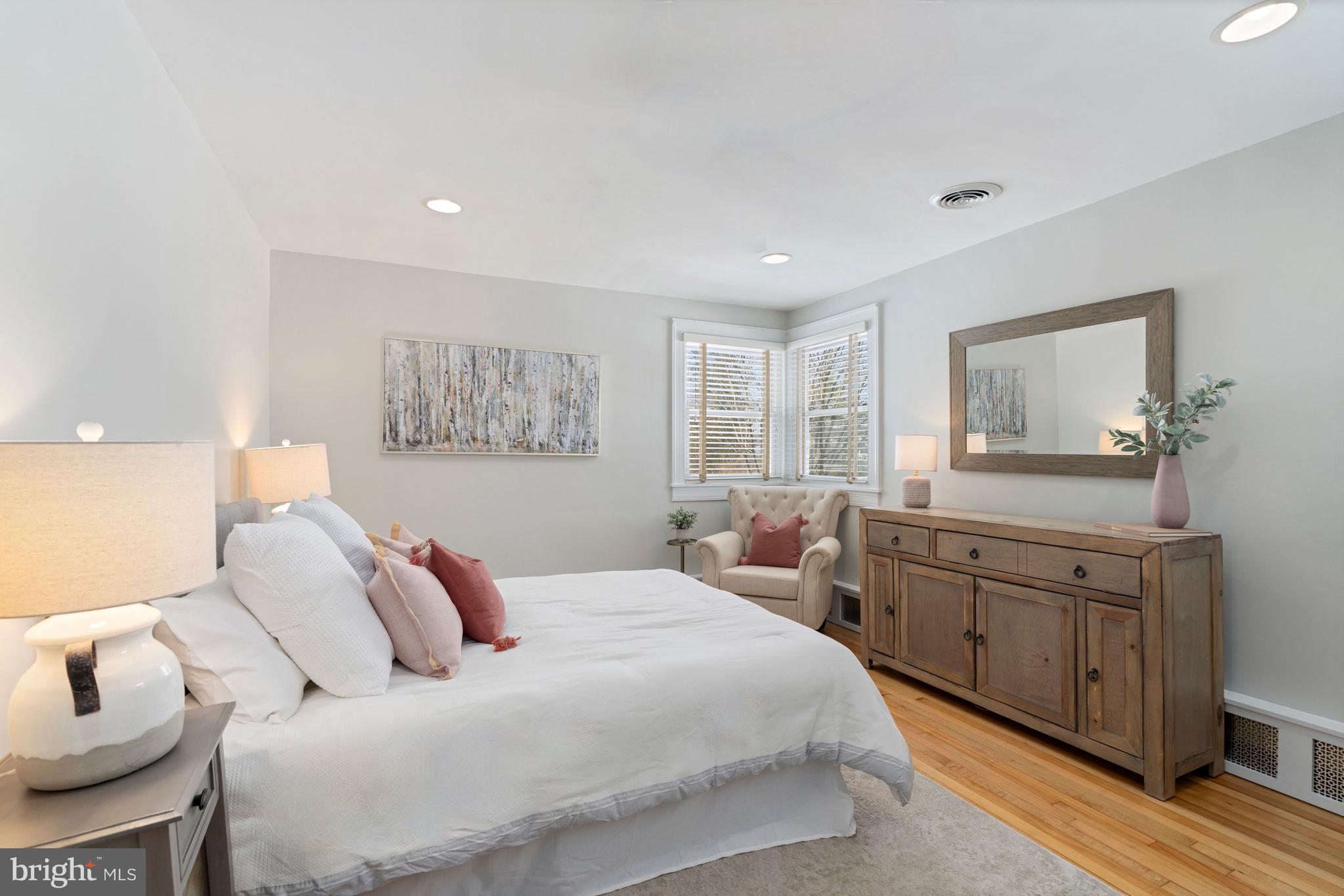 3531 South River Terrace Edgewater, MD 21037 - Photo 17 of 35 a bedroom with a large bed and a large mirror