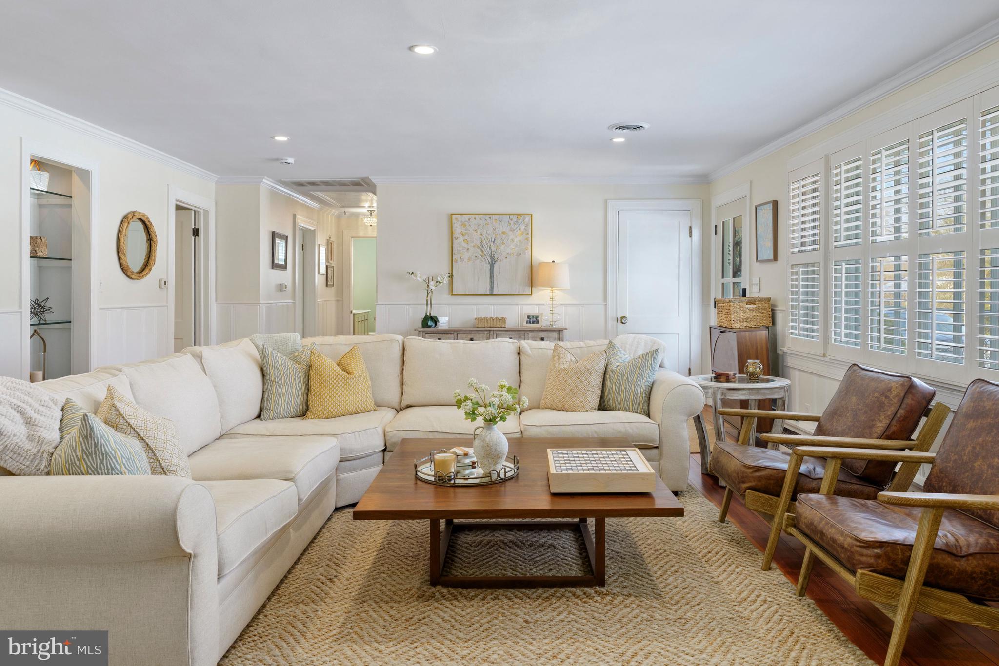 3531 South River Terrace Edgewater, MD 21037 - Photo 5 of 35 a living room with furniture