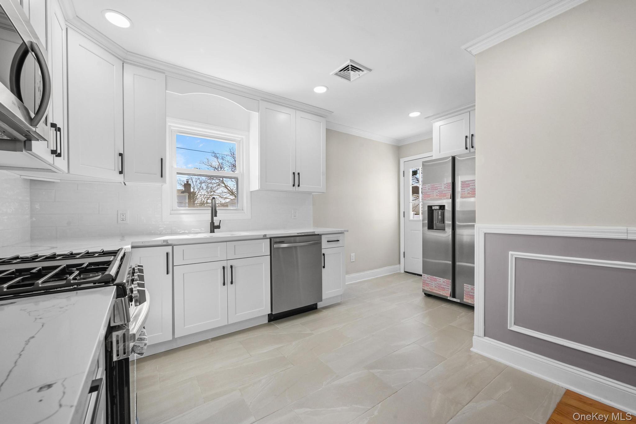 2243 Leighton Road Elmont, NY 11003 - Photo 13 of 32