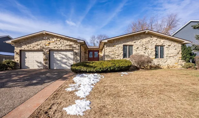 $325,000 | 1818 Westminster Circle, Davenport, IA 52807