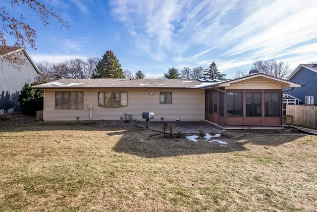 $325,000 | 1818 Westminster Circle, Davenport, IA 52807