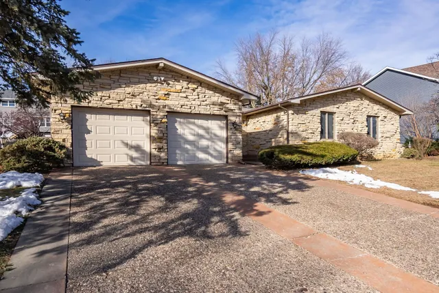 $325,000 | 1818 Westminster Circle, Davenport, IA 52807